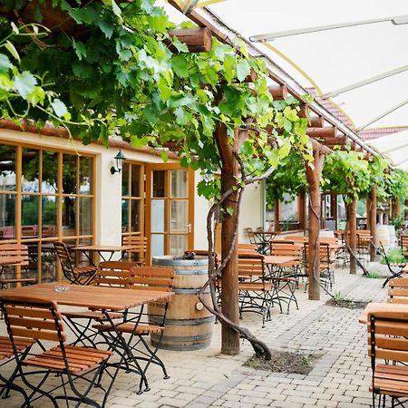 Jufa Hotel Tieschen Екстериор снимка