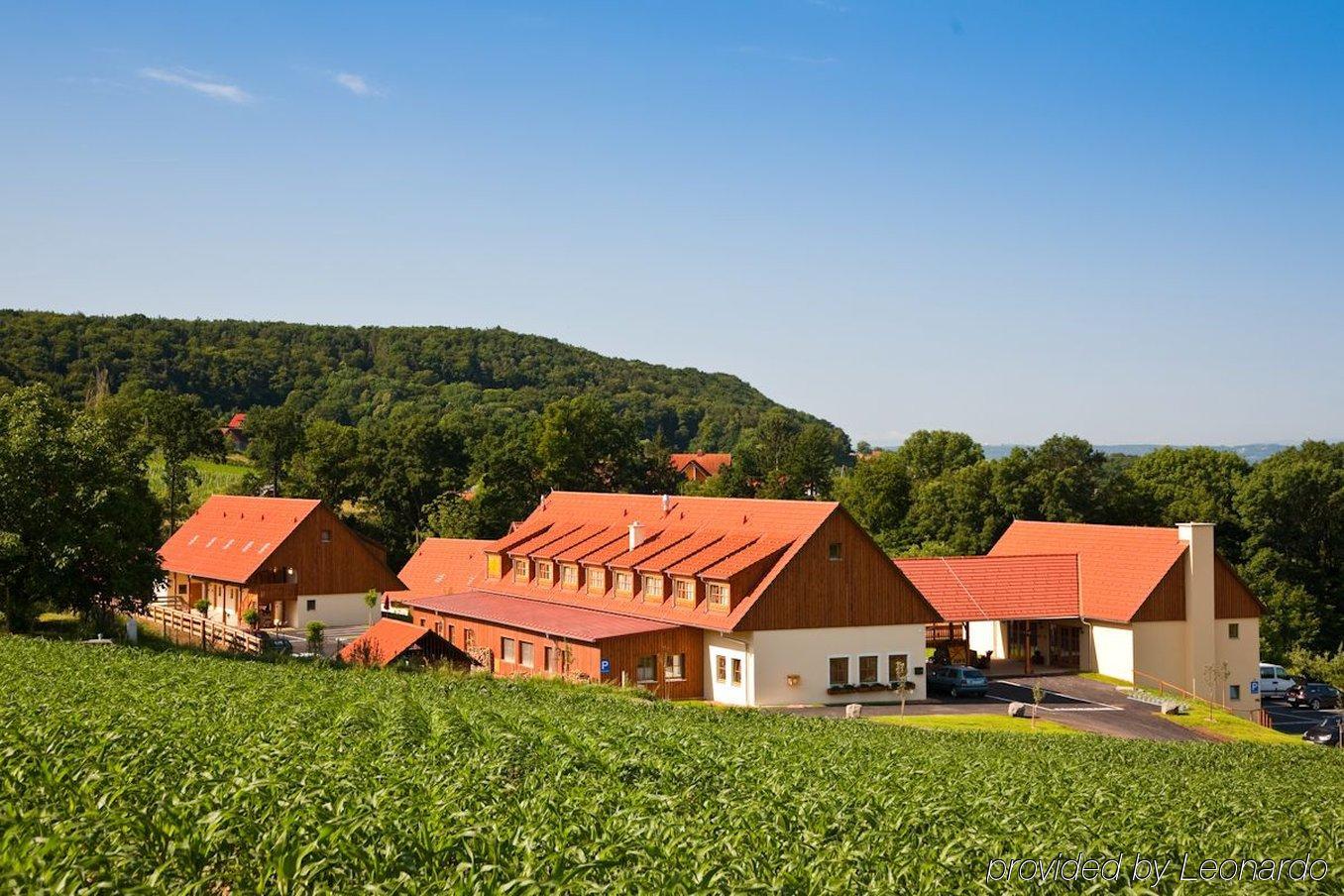Jufa Hotel Tieschen Екстериор снимка