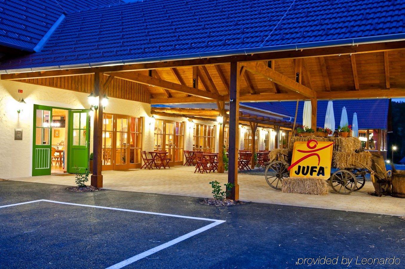 Jufa Hotel Tieschen Екстериор снимка